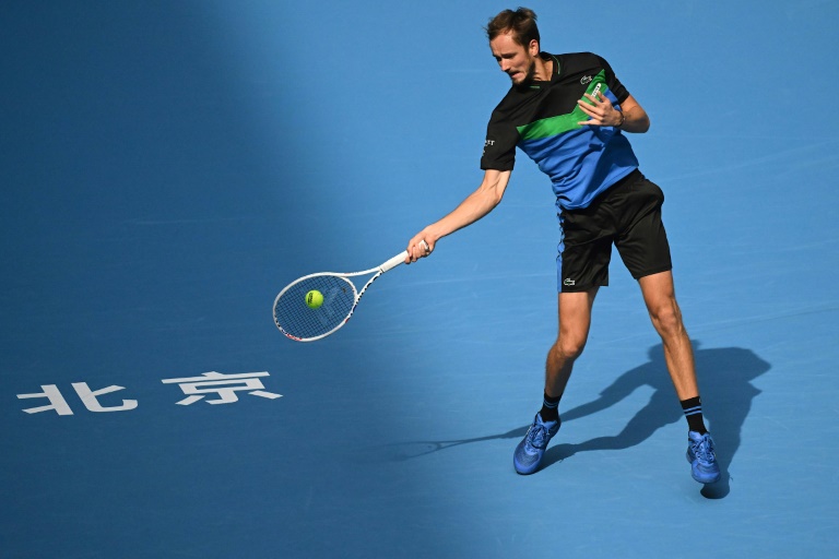 Alcaraz, Swiatek both through at China Open
