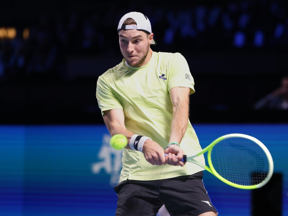 Paris:  Struff nach Sieg gegen Zverev-Schreck weiter