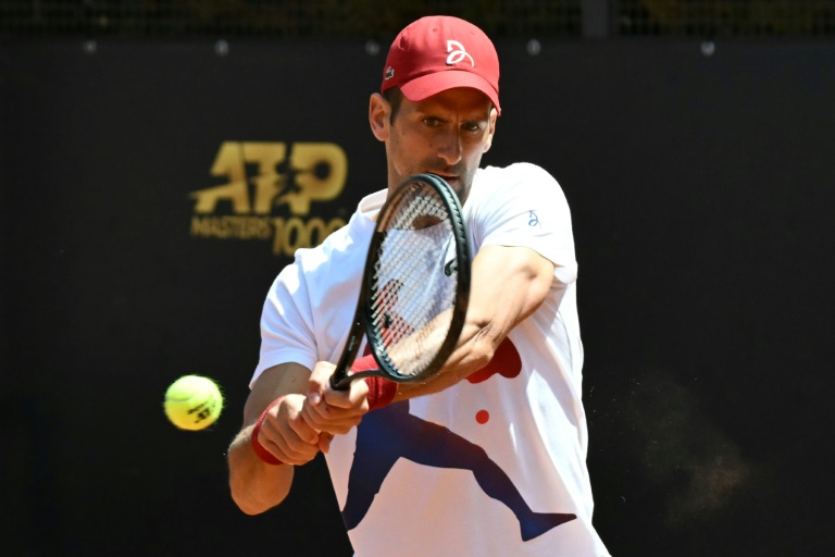 Rome: Djokovic, casqué, plaisante de sa mésaventure