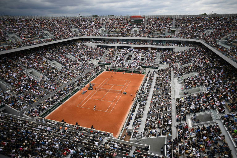 Roland-Garros repoussé d'une semaine en espérant du public