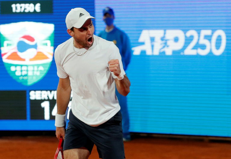 Djokovic cae contra Karatsev y se queda sin título ante su público