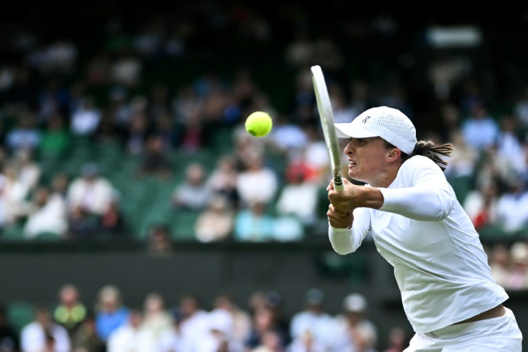 Swiatek extends hot streak to reach Wimbledon third round