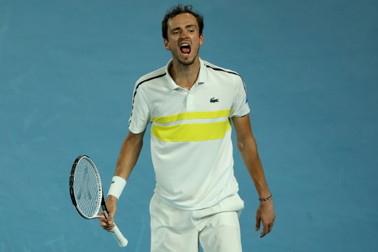 Medvedev, muy superior a Tsistsipas, lanza un aviso a Djokovic