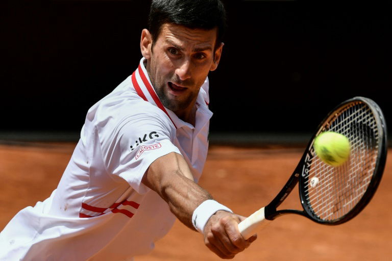 Rome: Djokovic, sauvé des eaux, renverse Tsitsipas pour aller en demies