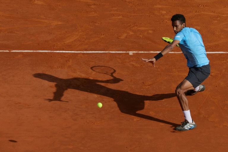 Auger-Aliassime digs deep to beat Taberner in Barcelona