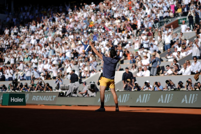 Roland-Garros: Alcaraz en finale après un bras de fer brinquebalant contre Sinner