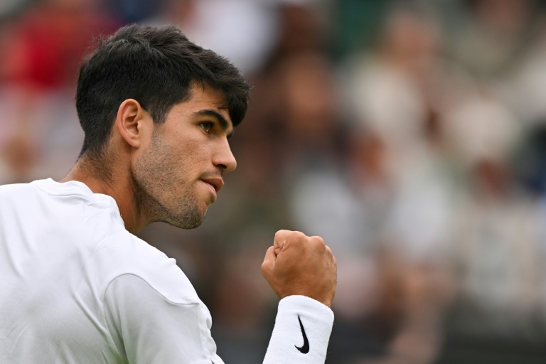 Alcaraz coasts into Wimbledon third round