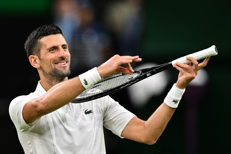 Djokovic cruises at Wimbledon, Zverev crashes