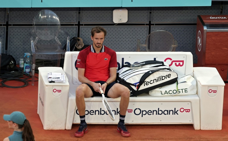 Medvedev retires injured from Madrid Open, Swiatek returns to final