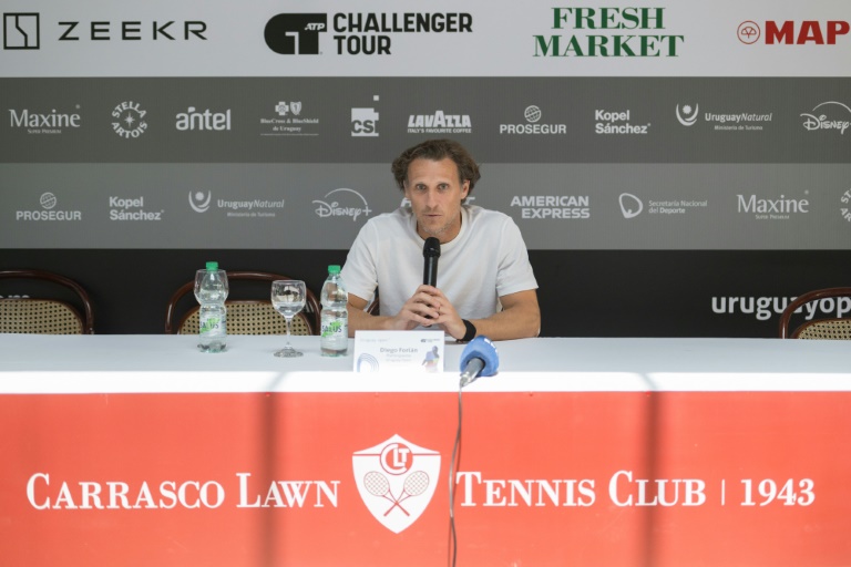 Rien à prouver, juge l'ex-star du foot Diego Forlan avant son premier match de tennis professionnel