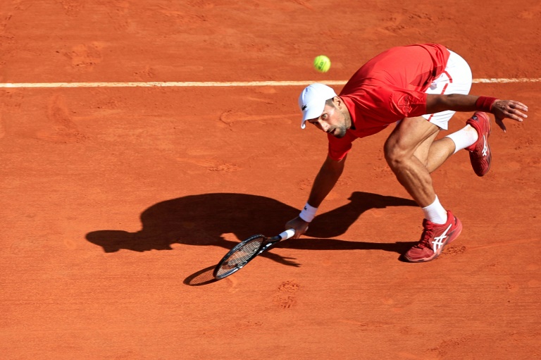 Monte-Carlo: Djokovic et Sinner en demies dans la douleur, Tsitsipas plus aisément