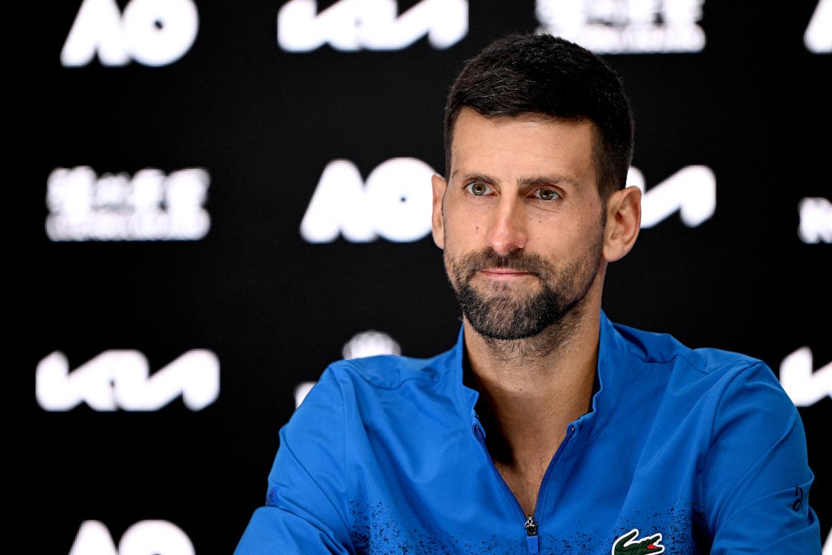 O jornalista Tony Jones pede desculpa a Djokovic: Peço desculpa novamente a Novak.