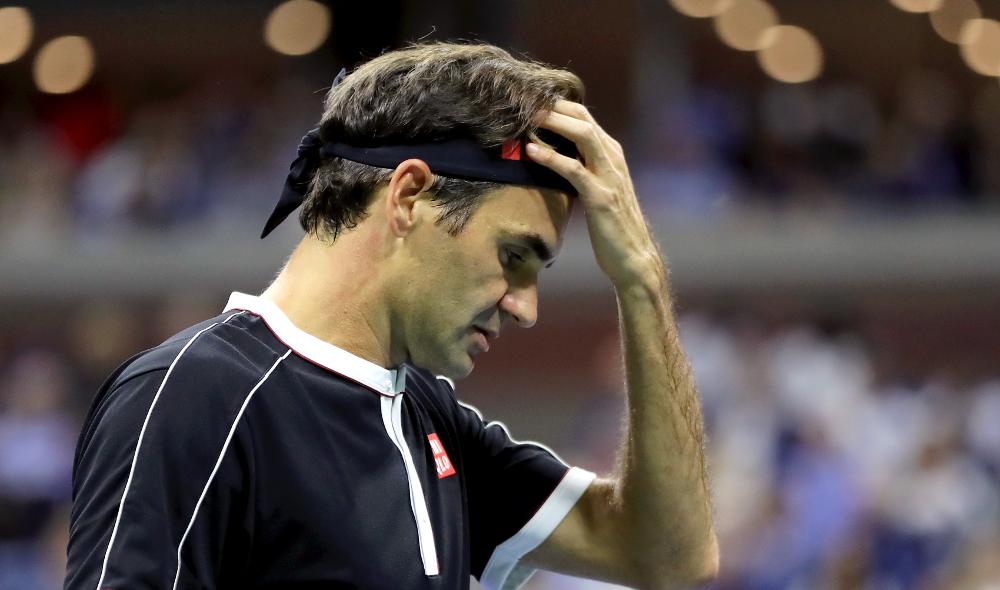 Federer diminué face Dimitrov ? Le Suisse vient de quitter le court avec le kiné avant le début du 5ème set pour recevoir un traitement