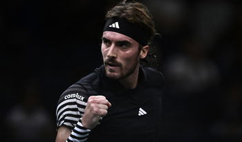 Tsitsipas takes out Zverev to reach the quarters in Paris!