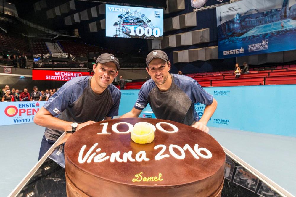 Les frères Bryan remportent leur 1000e match de double ensemble en carrière grâce à leur qualification pour les demi-finales à Vienne