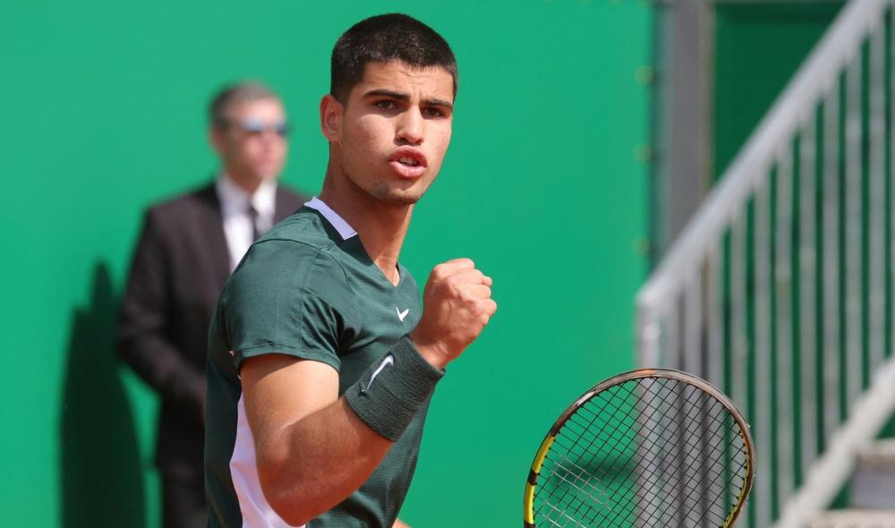 Alcaraz remporte son duel face à Khachanov et rejoint les quarts de finale pour la première fois à Rome