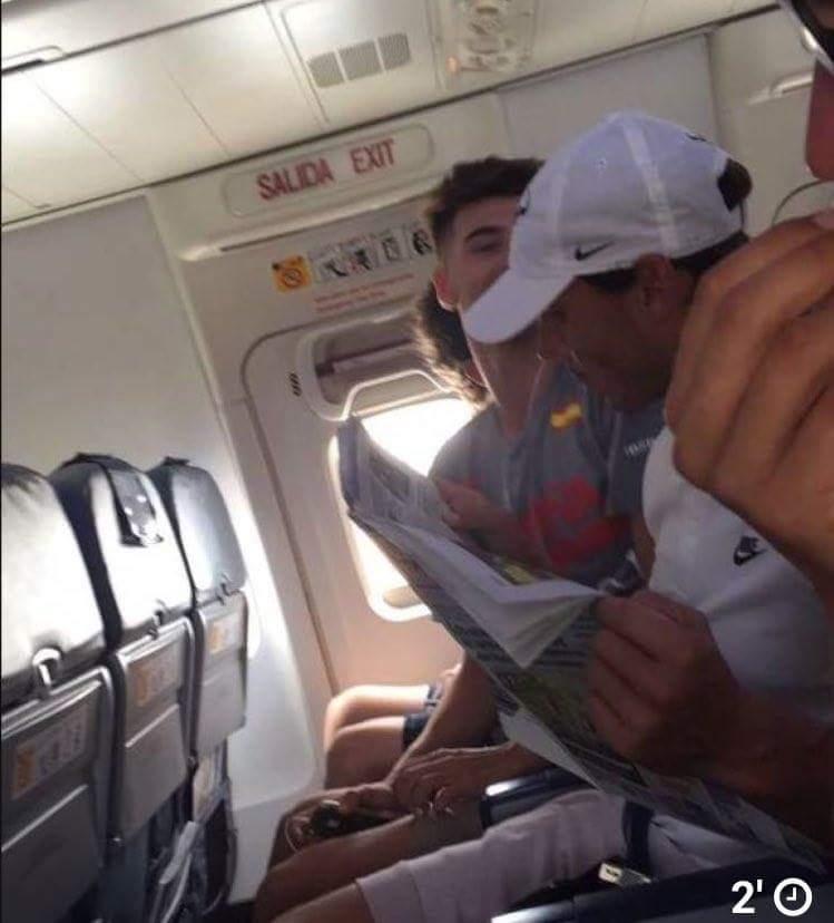 Insolite : Quand Nadal, journal à la main, choisit de voyager en classe économique en avion pour rejoindre sa ville natale de Majorque