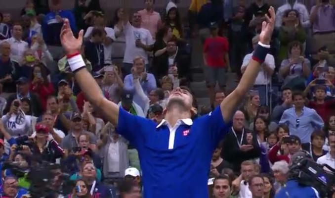 Djokovic les bras au ciel après sa victoire sur Federer en finale de l'US Open