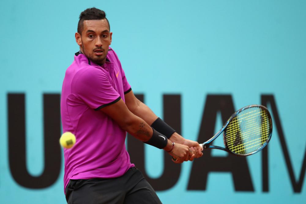 L'Australien Nick Kyrgios a tracé un morpion sur la terre battue pour s'occuper pendant que Marcos Baghdatis changeait de raquette !