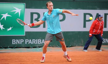 Darcis et Dancevic bataillent ferme sur la terre battue de Middelkerk dans le 1er simple de la rencontre Belgique-Canada.
