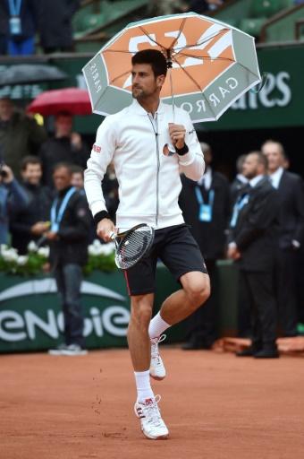 Djokovic promeneuse du Central ! Juste avant la reprise, il a emprunté un parapluie pour feindre avec humour de se balader sur le court