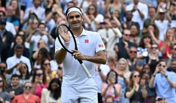 Federer is back in Wimbledon quarters