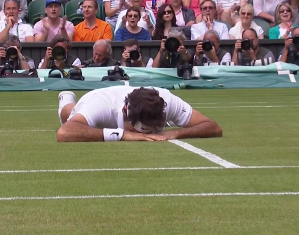 Federer chute sur le Centre Court 