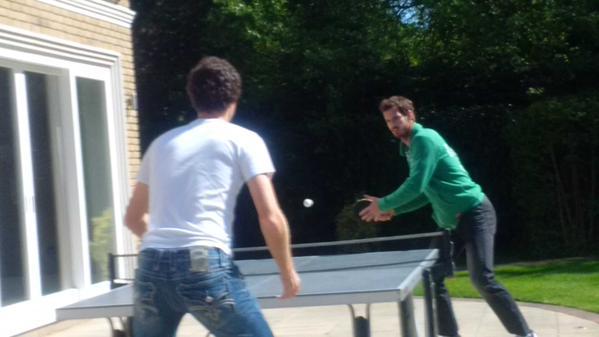 Murray, au repos tennistique, s'est converti au ping-pong pour un duel au sommet face à son frère Jamie avec maman Judy en photographe.