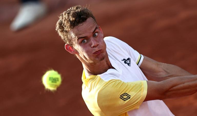 Van Assche dominates Mannarino in his first qualifying round
