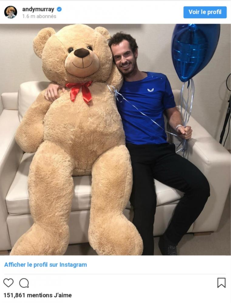 Après son opération de la hanche, Murray a reçu un ours en peluche géant de la part de Stan Wawrinka, en signe de soutien et d'amitié