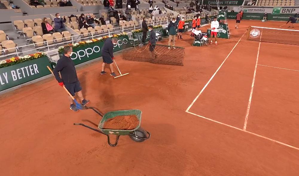 On rafistole le Chatrier à Roland Garros