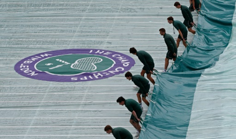 La pluie déjà de retour à Wimbledon après 15 minutes de jeu