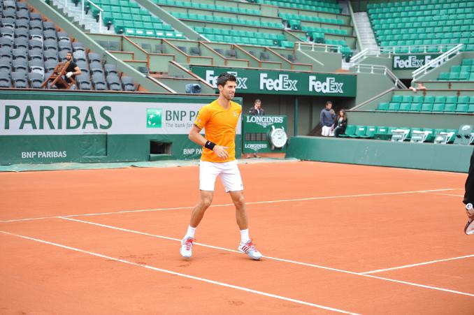 Djokovic s'est échauffé vers 11h sur le Chatrier baigné de soleil