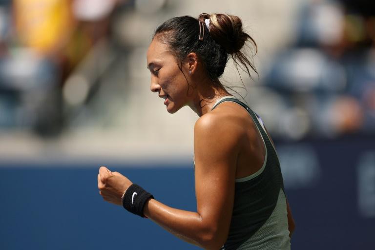 Zheng menghancurkan Paolini dan mencapai babak empat besar WTA Finals!