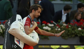 „Ich habe ihn in Halle spielen sehen, er konnte nicht zwei Bälle hintereinander im Feld platzieren. Heute hat er nichts verpasst“, reagiert Medvedev auf seine Erstrundenniederlage in Wimbledon gegen Bonzi 