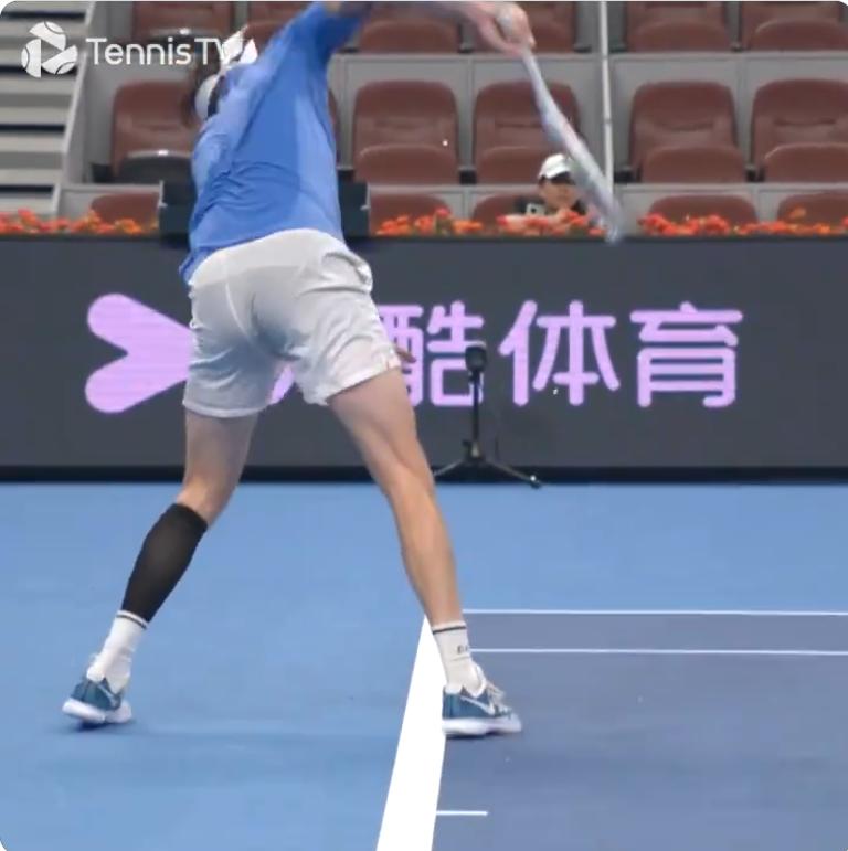 Video - Bublik loses his nerve again and destroys his racket