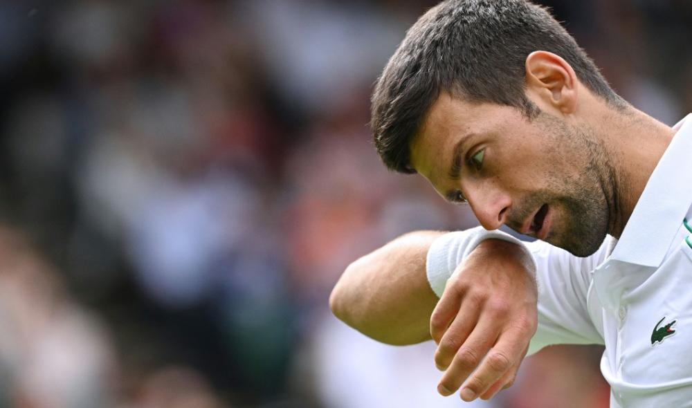 Djokovic retardé par la pluie à Wimbledon.