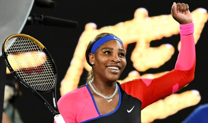 L'échauffement en toute décontraction de Serena Williams avant son quart face à Halep