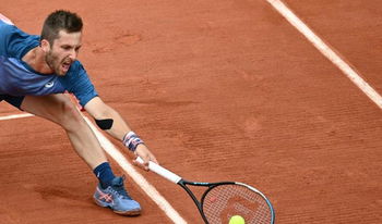 Moutet gewinnt seine erste Runde in Rom in drei Sätzen
