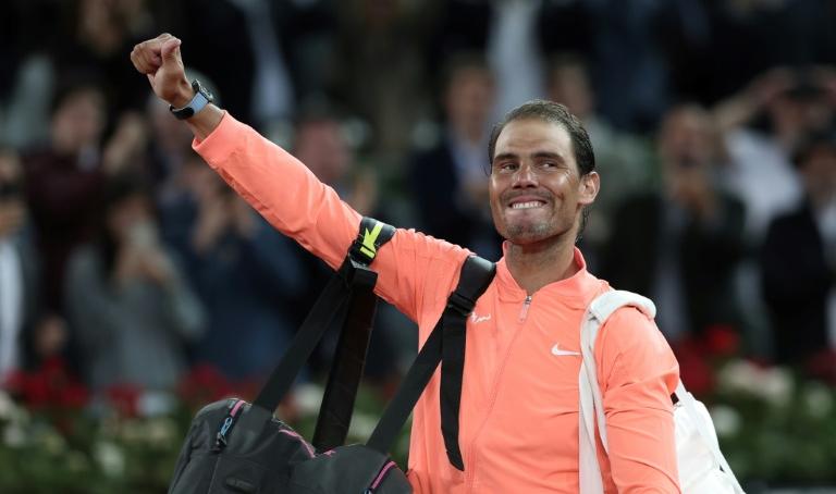 Nach seinem letzten Spiel in Madrid dankt Nadal seinem Publikum: 