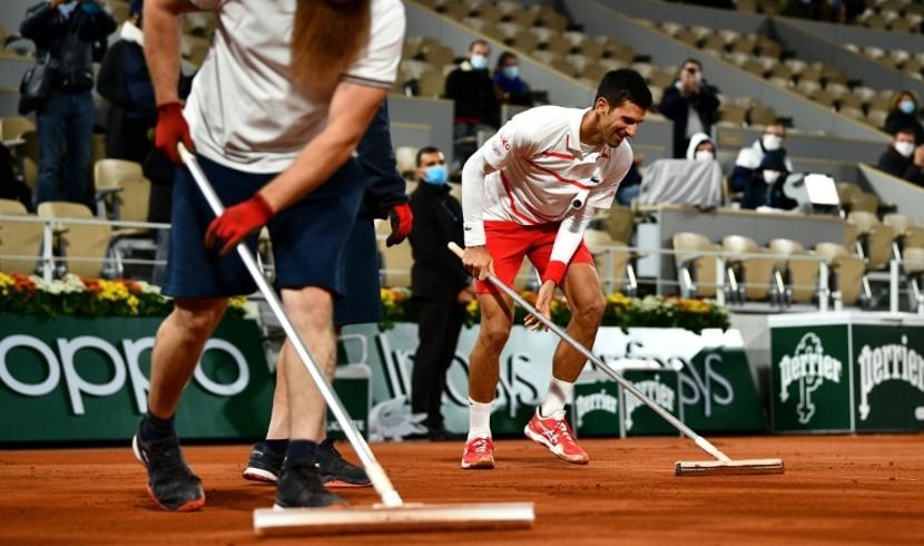 Djokovic vous souhaite la bonne soirée, en profitant au passage pour congratuler les équipes d'entretien et remercier le public du Chatrier.