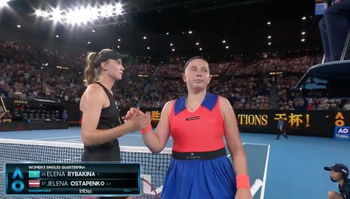 La poignée de main glaciale entre Ostapenko et Rybakina