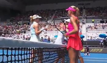 Vidéo - Mladenovic ignorée au filet après un double tendu 