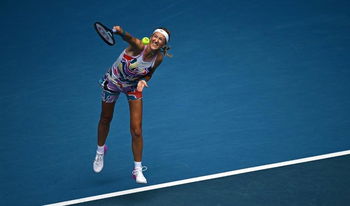 Azarenka survit à la nuit melbournienne