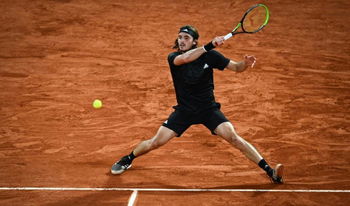 Tsitsipas prend les devants face à Rublev