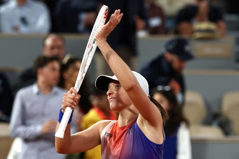 Swiatek far too strong for France's Jeanjean at Roland-Garros