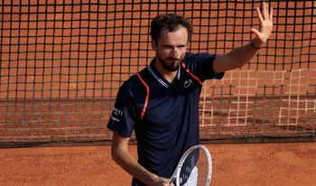 Medvedev en miraculé contre Zverev à Monte-Carlo ! Dans un véritable marathon nocturne de 3h05, l'Allemand a servi 2 fois pour la victoire, puis a eu 2 balles de match dans le tie-break, coinçant au moment de conclure.
