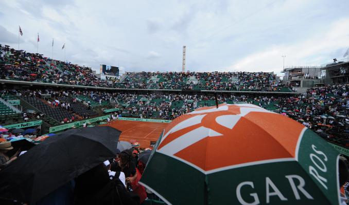 Très originale Ola de parapluies sur le Chatrier où ça discute ferme entre Berdych et les officiels pour savoir si on interrompt ou pas.