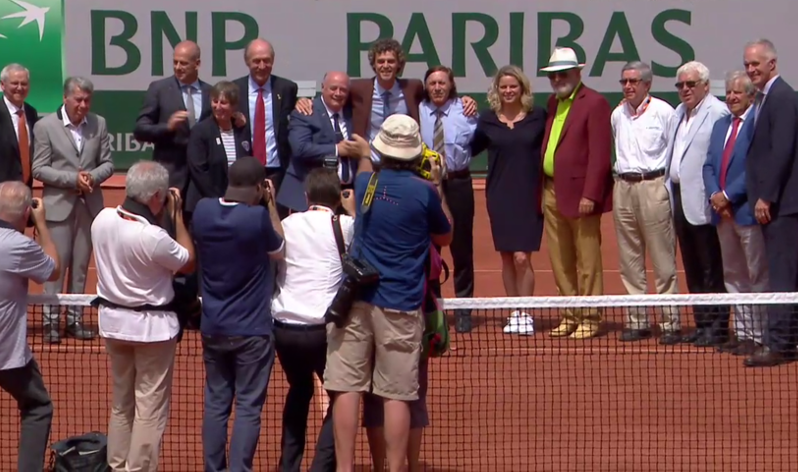 Kuerten vient d'être intronisé au Hall of Fame sur le Chatrier en préambule de la finale de ce Roland Garros 2017 entre Nadal et Wawrinka.