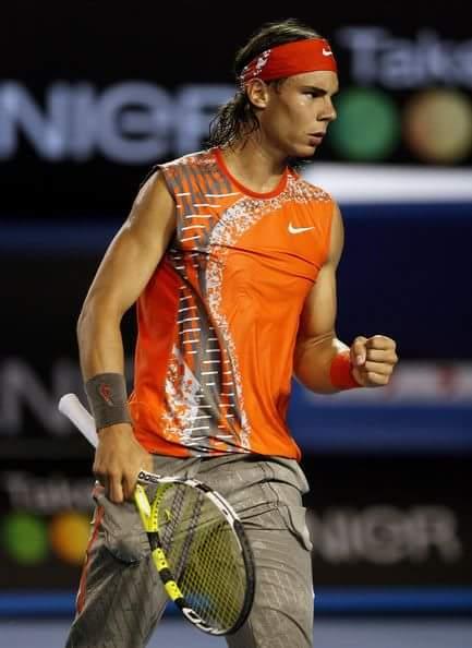 A l'Open d'Australie, Rafael Nadal devrait revêtir un de ses fameux T-shirt sans manches pour la première fois depuis Bercy 2008.